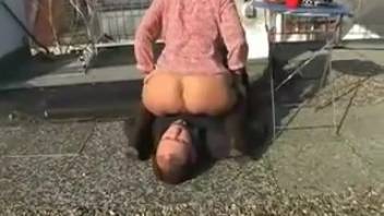 امرأة تتبرز في فم رجل في الشارع